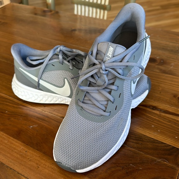 Nike Revolution 5 Men’s Sneakers Size 9 - Picture 1 of 6